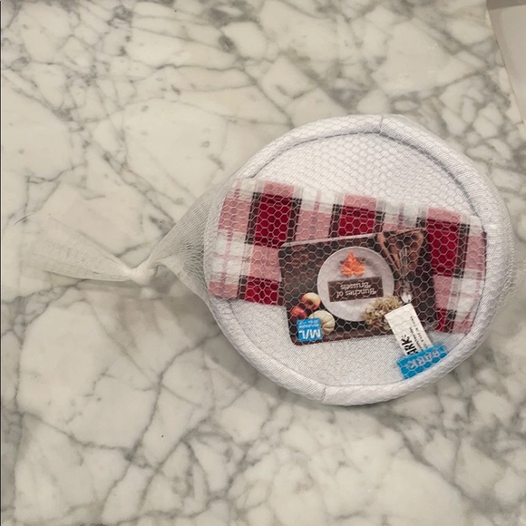 Bark Box Green Squeaky Tennis Balls - Picture 2 of 5